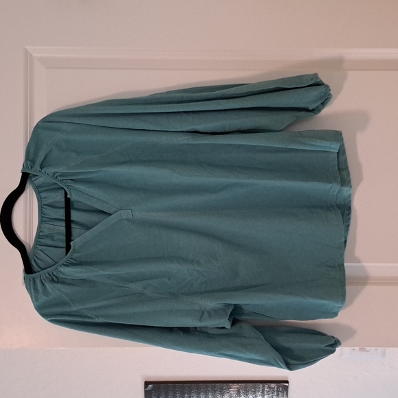 1 med left 💜New Split neck dolman top - Picture 15 of 16